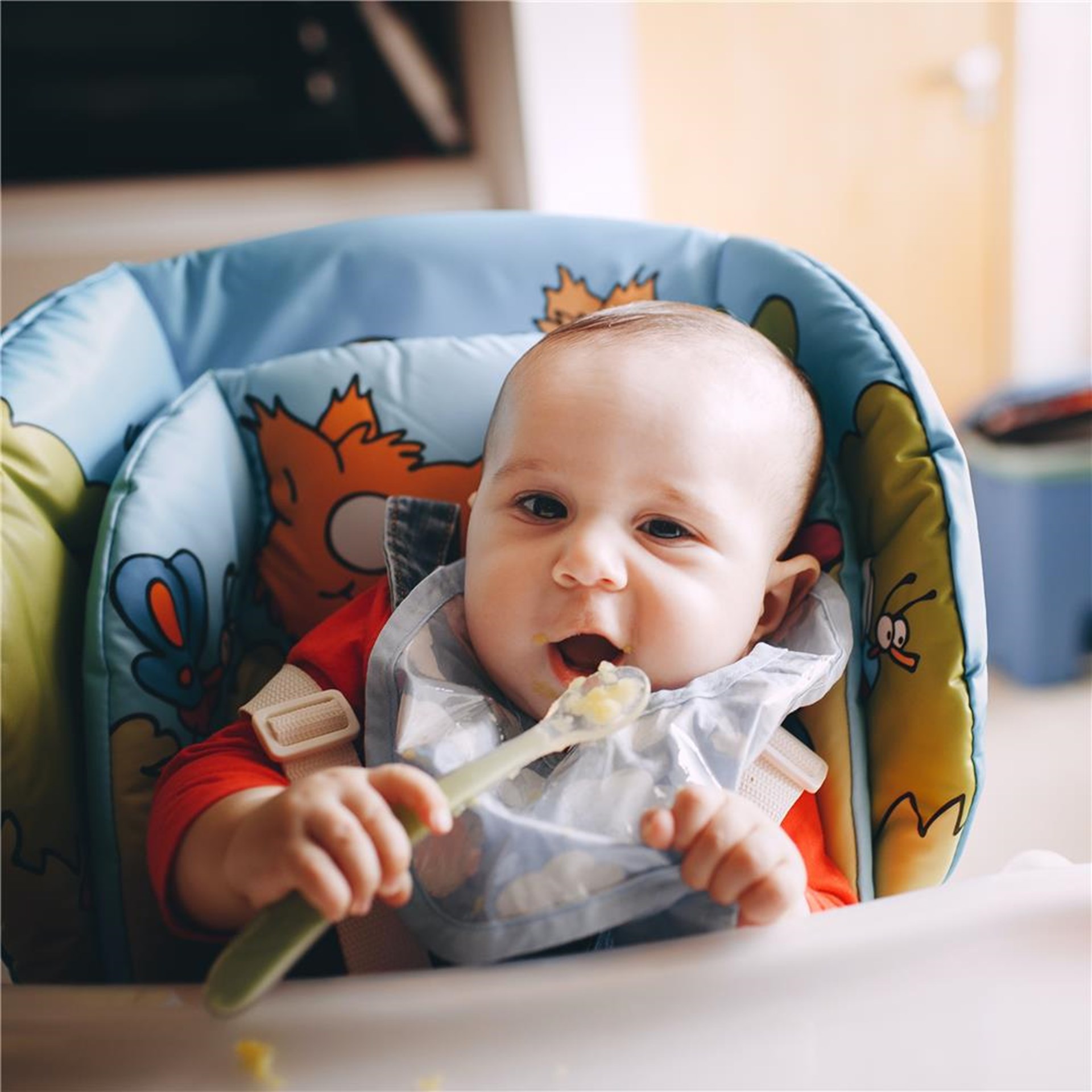 Baby isst Brei_quadratisch